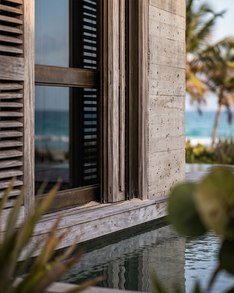 Vista exterior en close-up de un render de resort beachfront en el detalle de la ventana y el agua