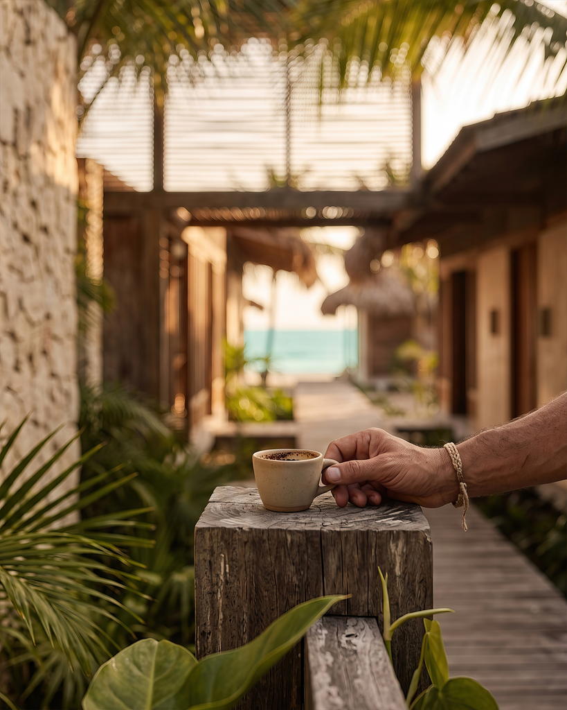 Vista exterior en close-up de un render de resort beachfront de un hombre y su taza de café 