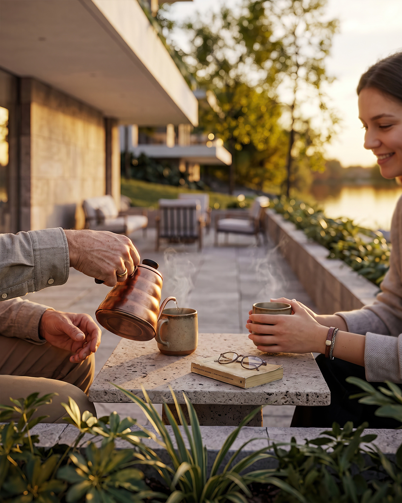 Visual exterior de render close-up de pareja compartiendo un café en la terraza