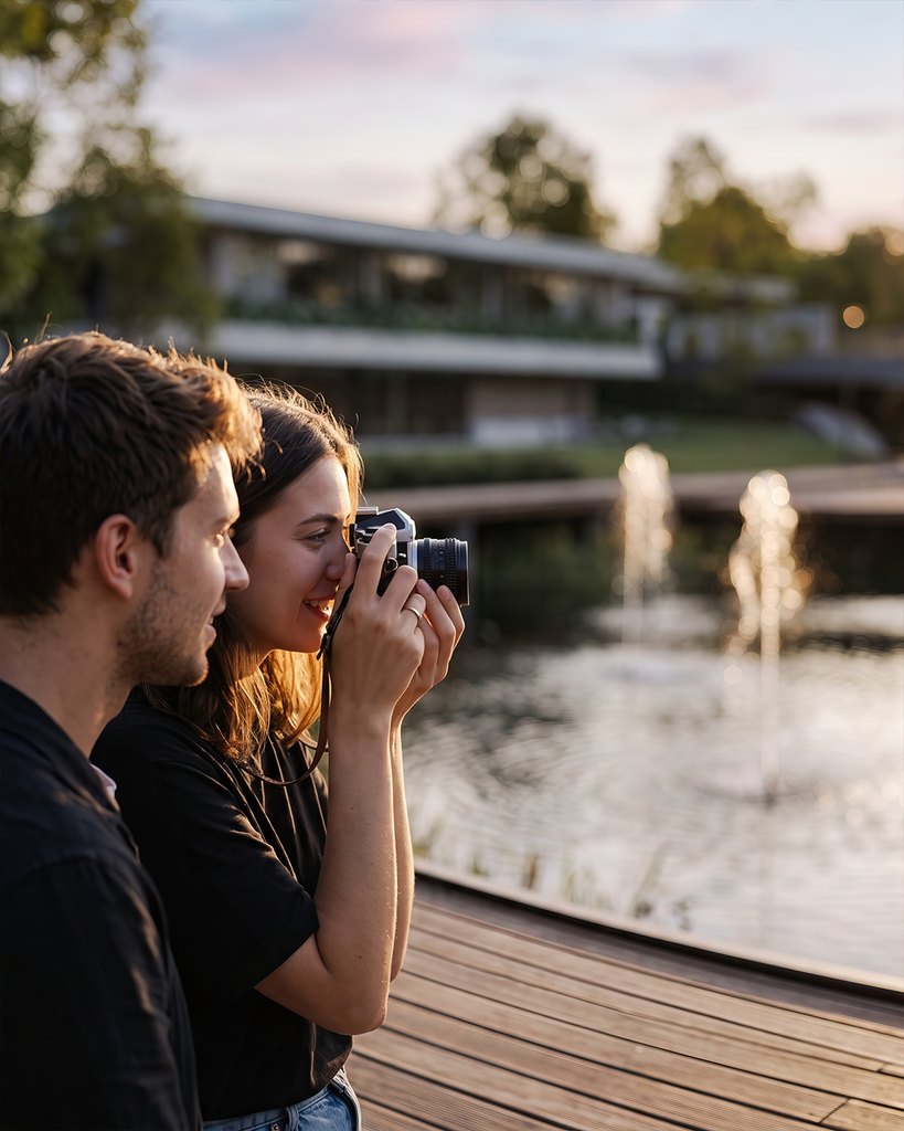Pareja recorriendo el puente y sendero peatonal de madera junto al lago